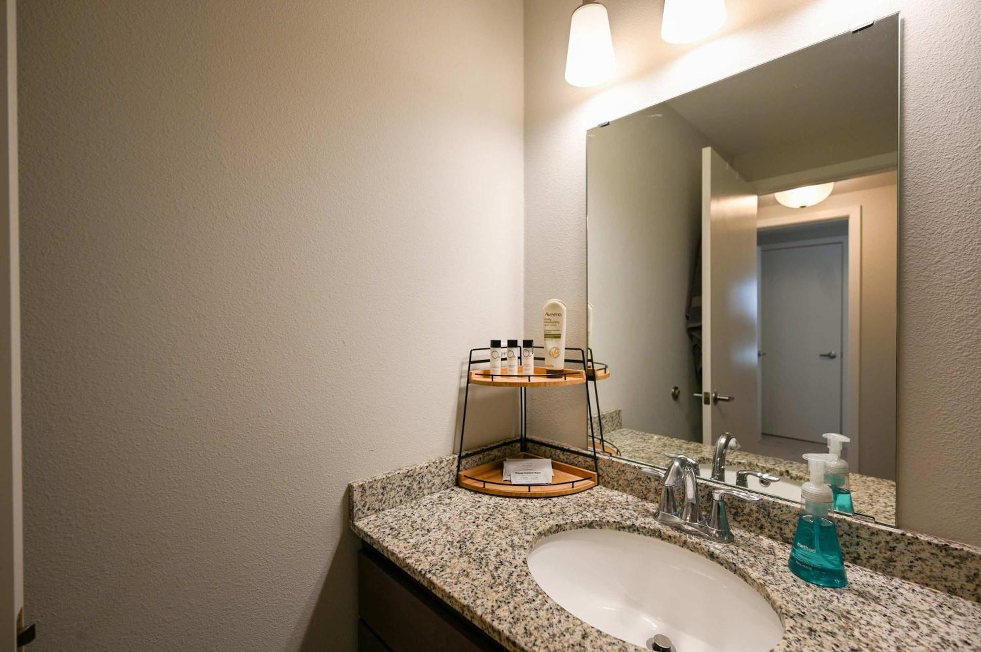 2 Bedroom Brand New Apartment Near Mayo, Park Free Rochester Kültér fotó